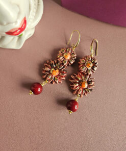 orecchini pendenti con doppi fiori in ceramica di caltagirone e gocce di agata borgogna