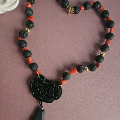 collana decollete con corallo rosso pietra lavica e ciondolo giada nera