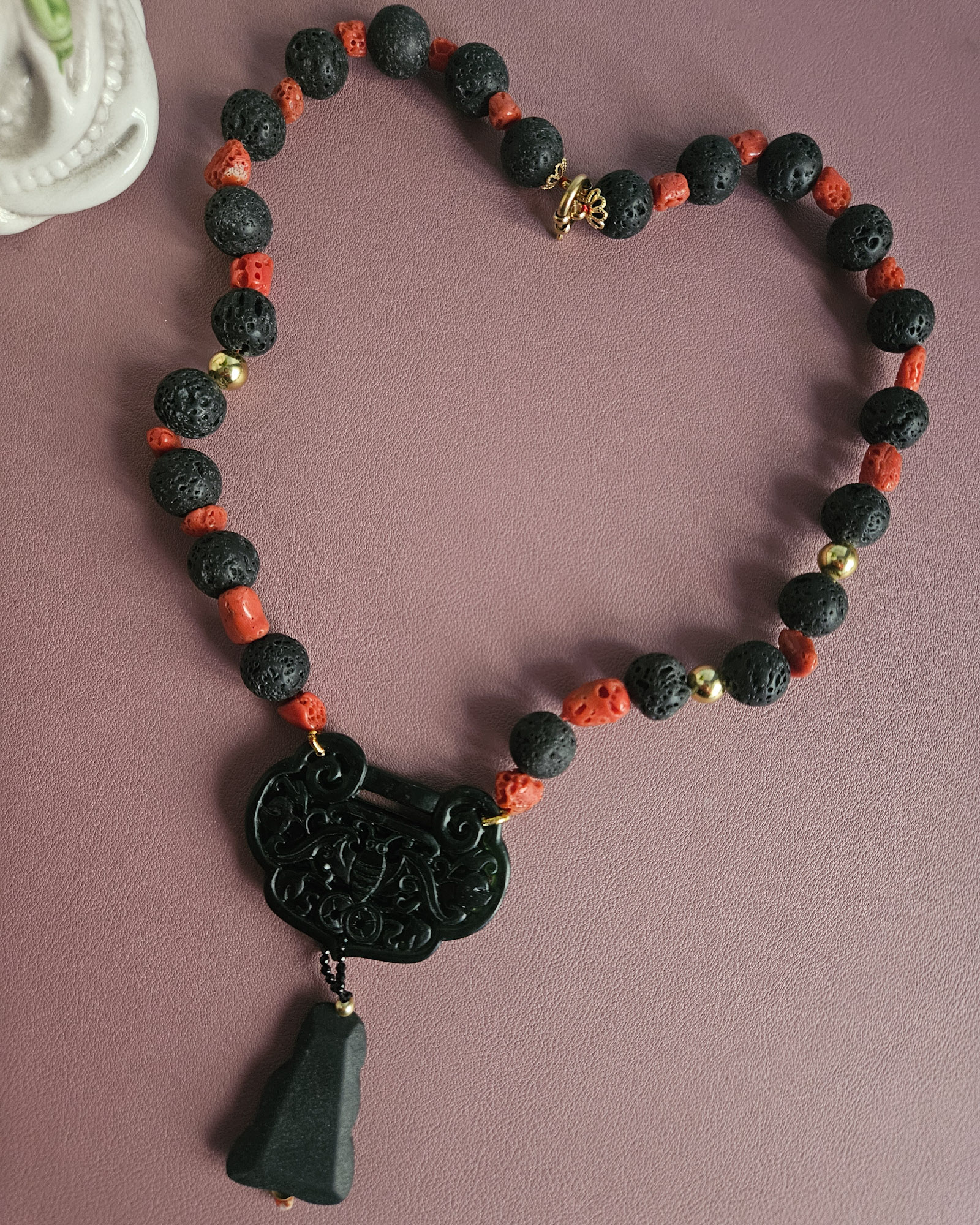 collana decollete con corallo rosso pietra lavica e ciondolo giada nera collana decollete con corallo rosso pietra lavica e ciondolo giada nera