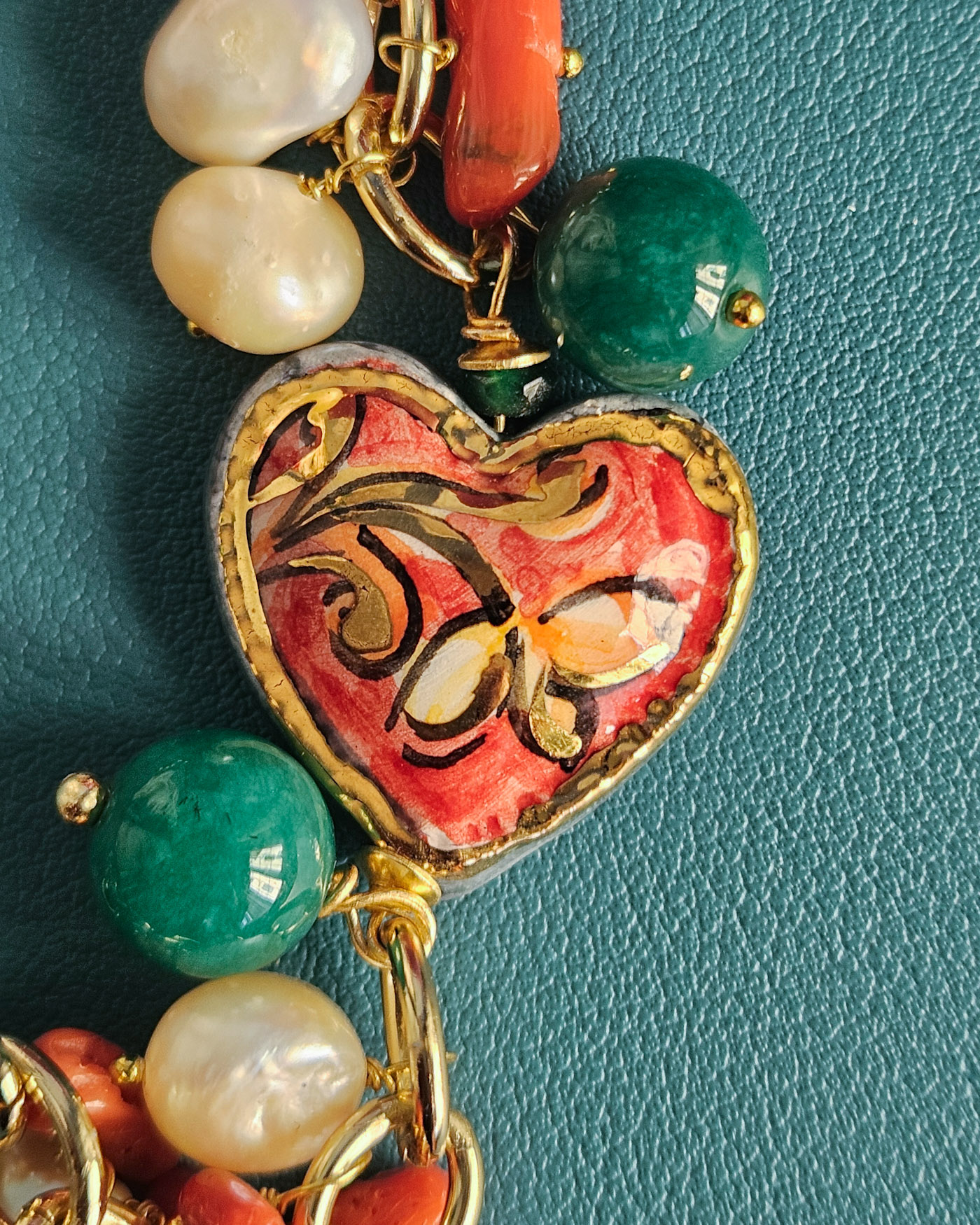 Bracciale a Catena con Agata Verde, Perle, Corallo e Cuore in Ceramica di Caltagirone - immagine 4