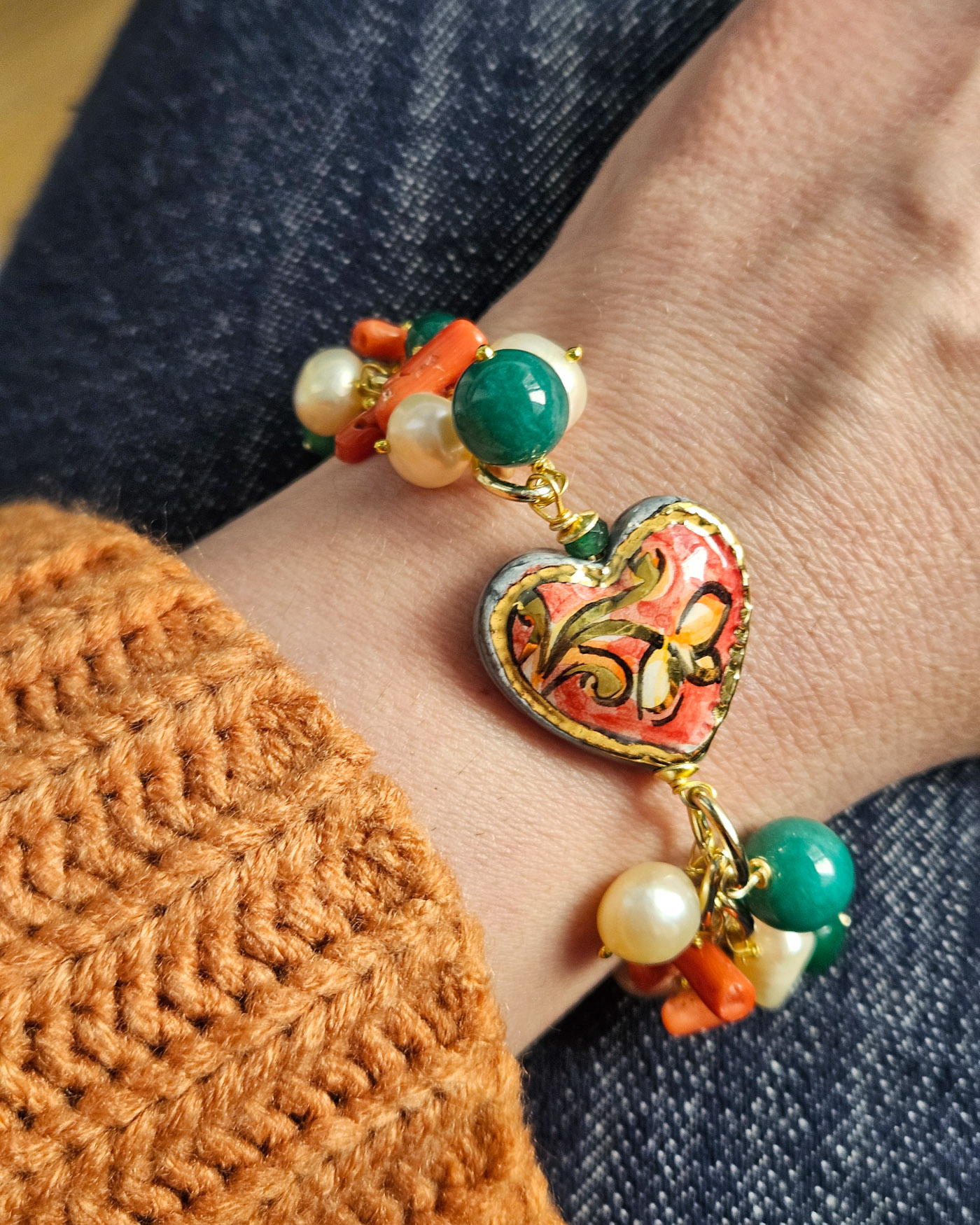 Bracciale a Catena con Agata Verde, Perle, Corallo e Cuore in Ceramica di Caltagirone - immagine 3