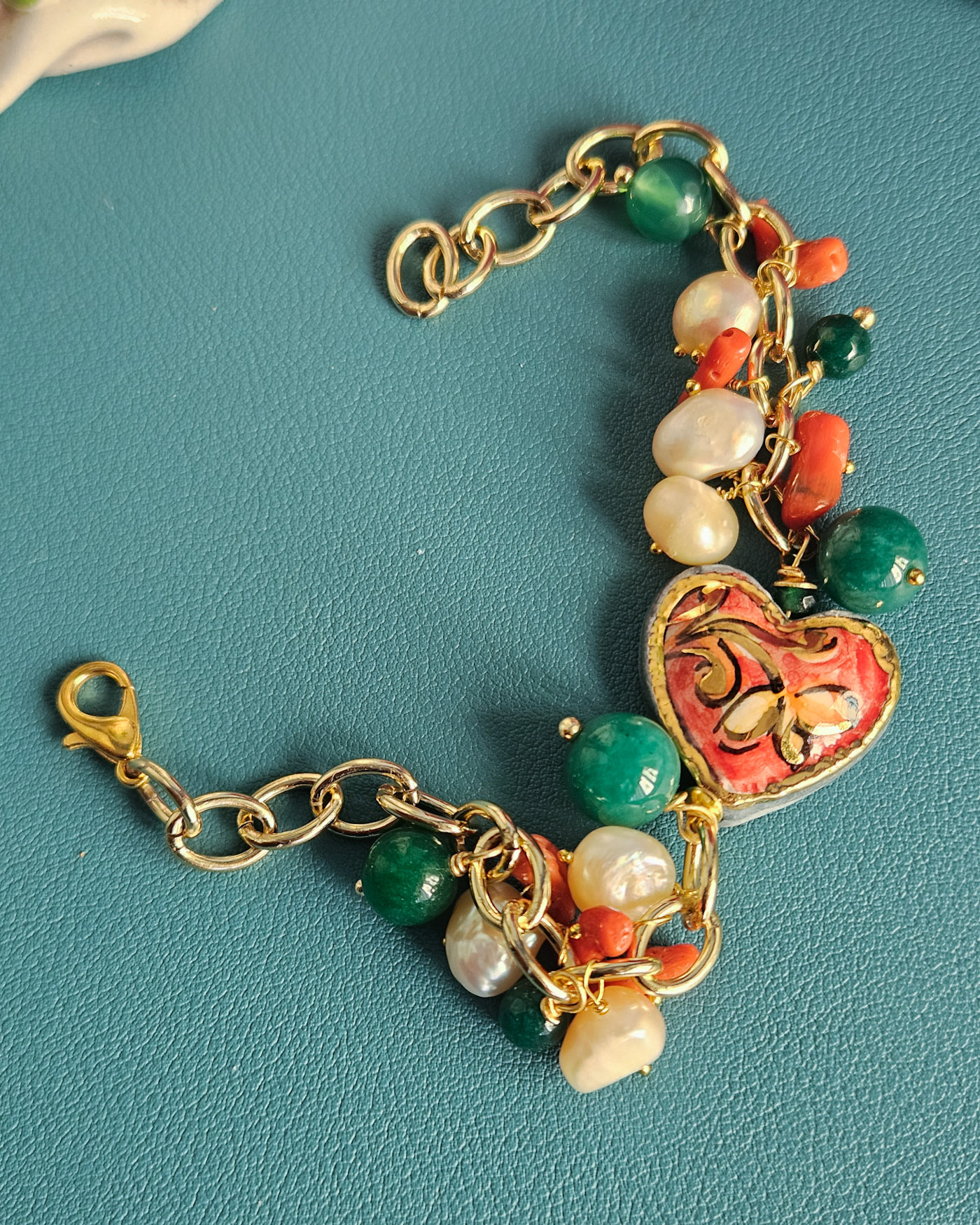 Bracciale a Catena con Agata Verde, Perle, Corallo e Cuore in Ceramica di Caltagirone - immagine 2