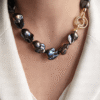 Collana Girocollo con Perle Barocche Nere e Chiusura Gioiello in Argento 925