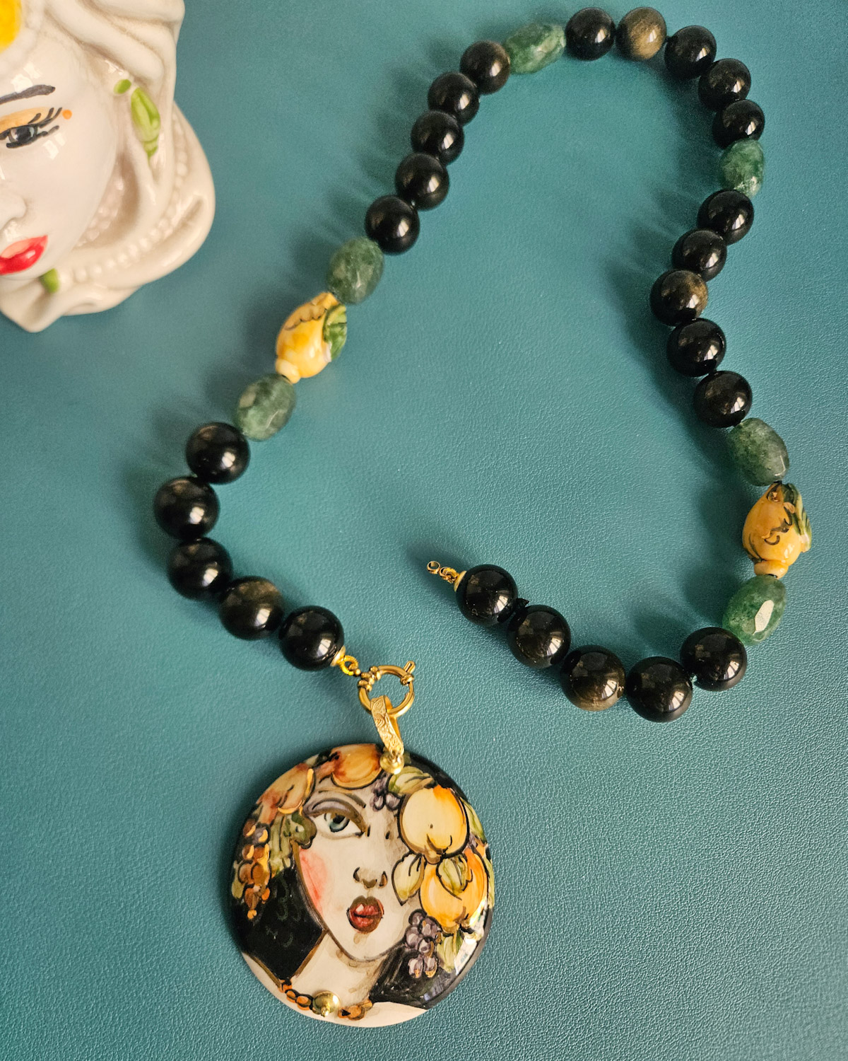 Collana Girocollo in Ossidiana Oro, Limoni e Ciondolo in Ceramica di Caltagirone 3
