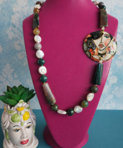 Collana Siciliana con Pietre Naturali Verdi, Perle Piatte e Ceramica di Caltagirone