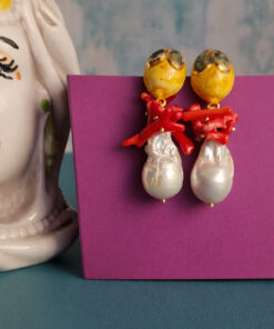 Orecchini Siciliani con Perle Barocche, Corallo e Limoni in Ceramica di Caltagirone