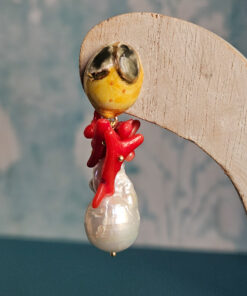 Alternative view of Orecchini Siciliani con Perle Barocche, Corallo e Limoni in Ceramica di Caltagirone