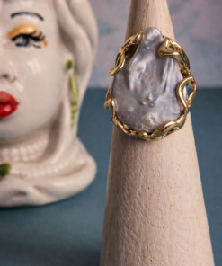 Alternative view of Anello in Ottone con Perla Barocca Piatta Grigia