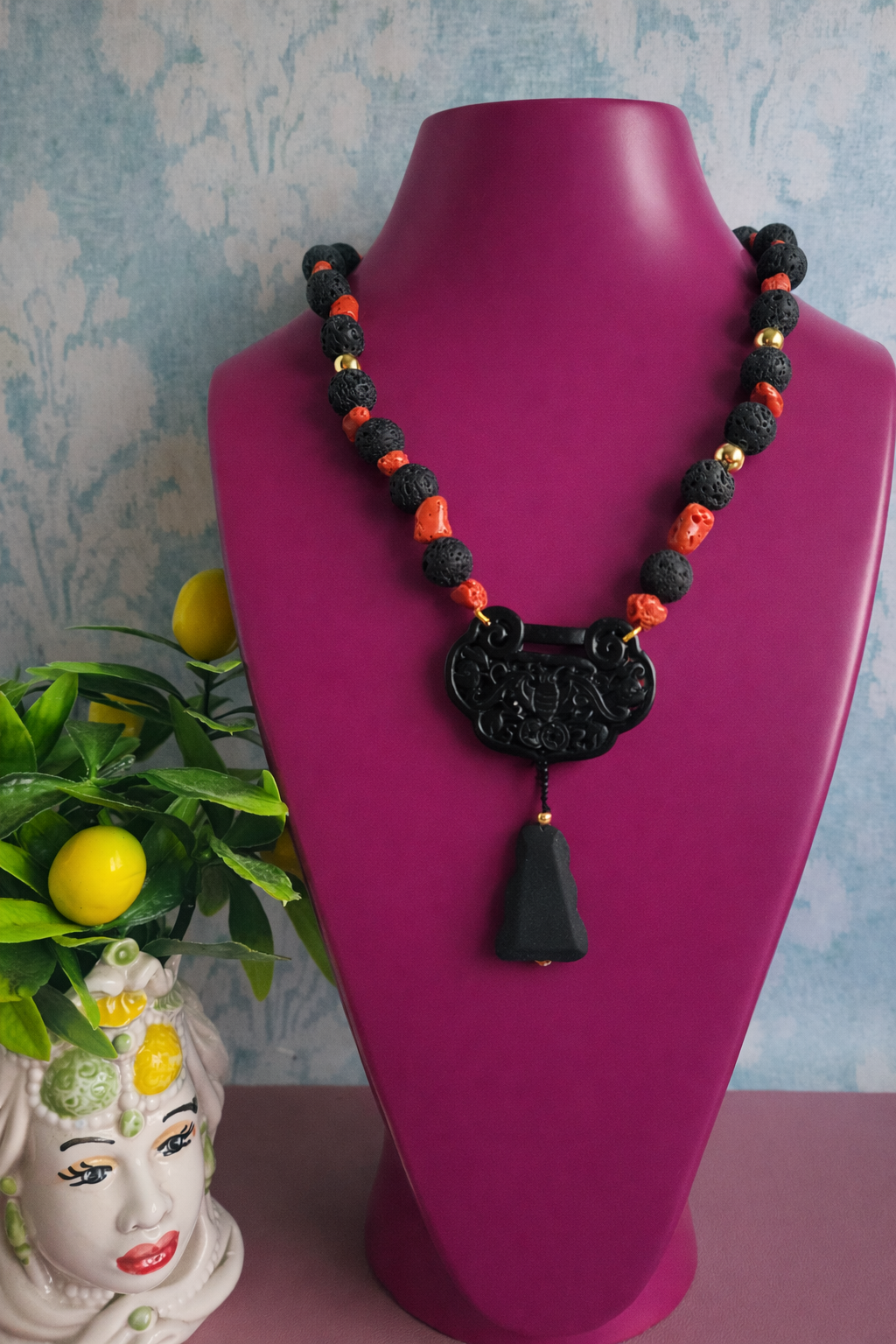 collana decollete con corallo rosso pietra lavica e ciondolo giada nera 1