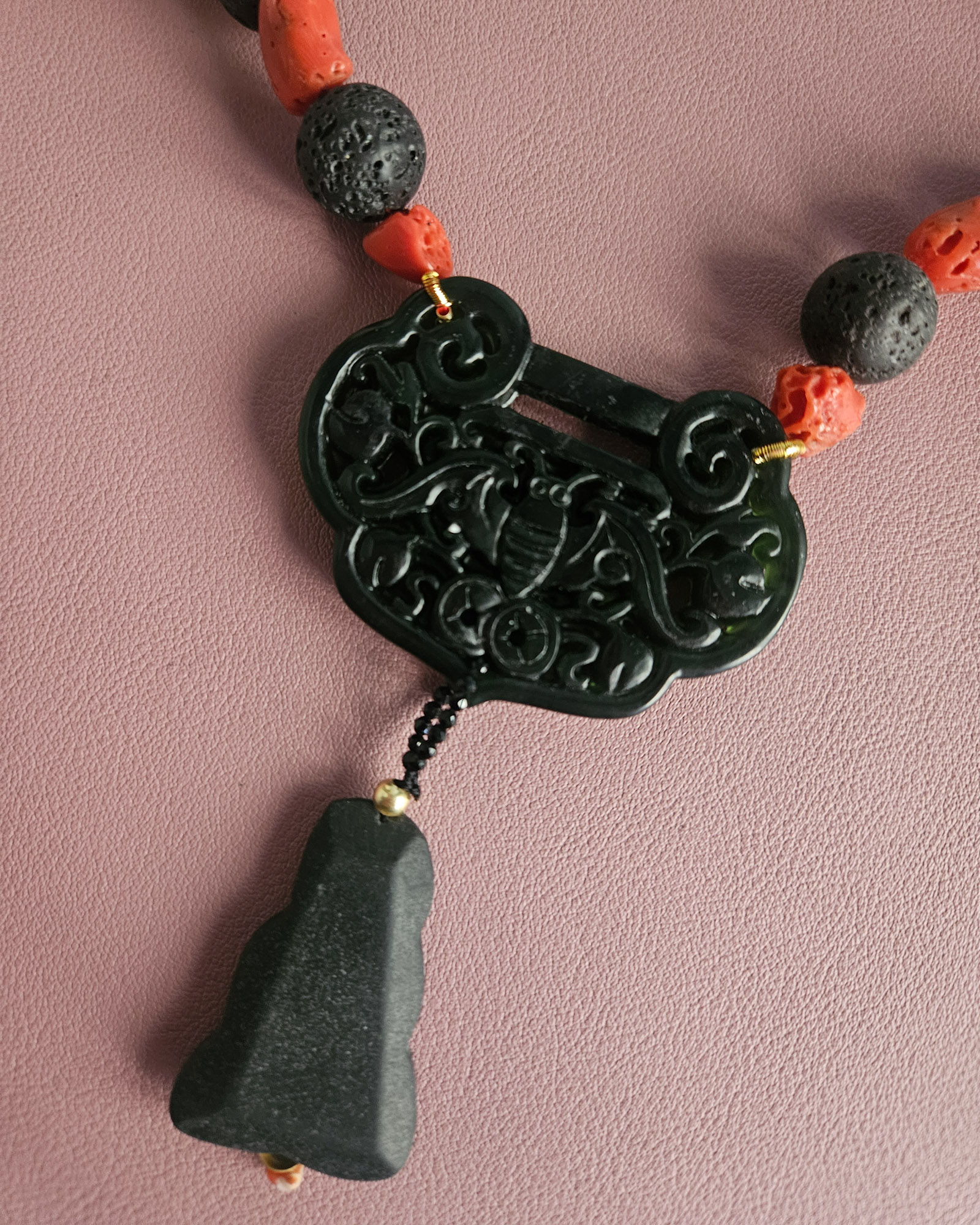 collana decollete con corallo rosso pietra lavica e ciondolo giada nera 2
