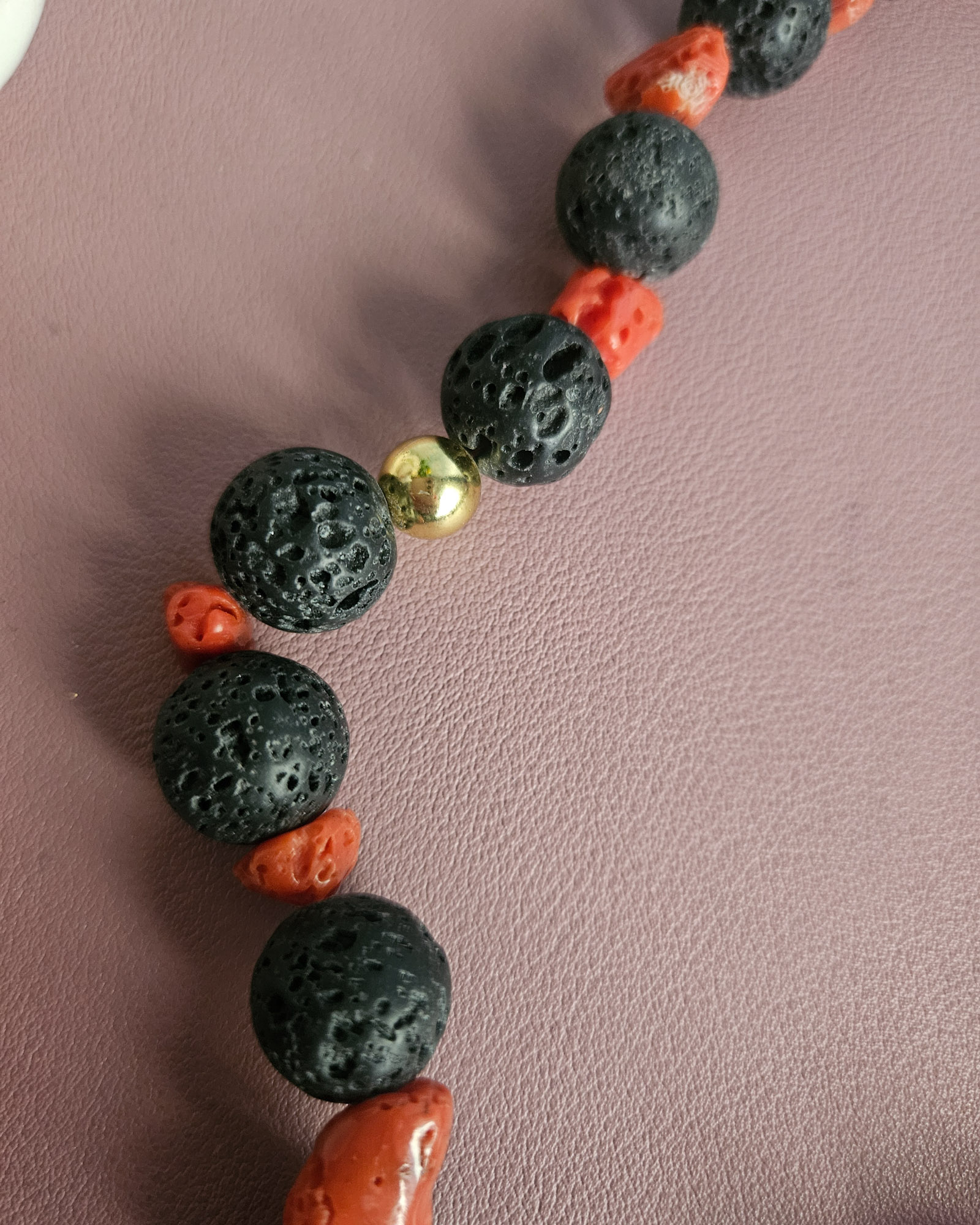 collana decollete con corallo rosso pietra lavica e ciondolo giada nera 3