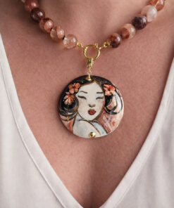 collana girocollo con diaspro ematoide e ciondolo in ceramica di caltagirone dipinto a mano