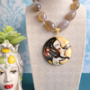 collana girocollo in agata grigia fumè con ciondolo in ceramica di caltagirone dipinta a mano