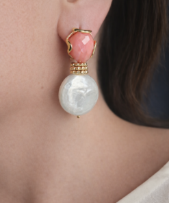 orecchini pendenti con perle bianche piatte e occhio di gatto rosa pelle d'angelo