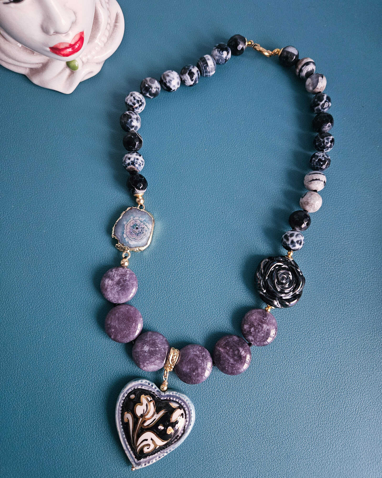 Collana Decollete con Agata Fuoco, Lepidolite e Ceramica di Caltagirone 2