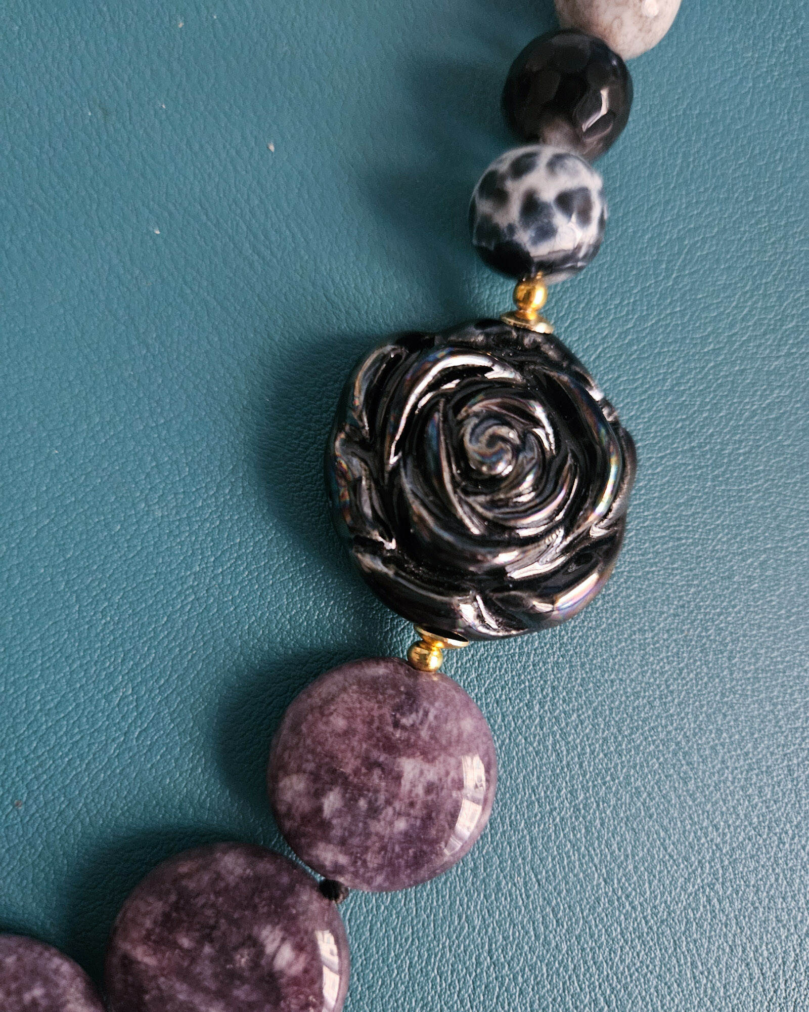 Collana Decollete con Agata Fuoco, Lepidolite e Ceramica di Caltagirone 4