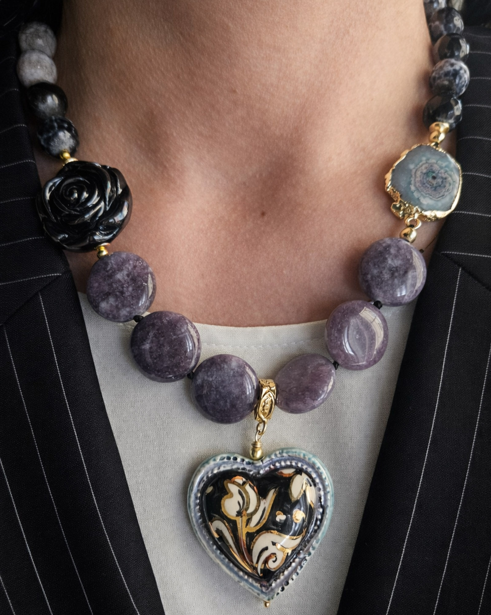 Collana Decollete con Agata Fuoco, Lepidolite e Ceramica di Caltagirone 5 Collana Decollete con Agata Fuoco, Lepidolite e Ceramica di Caltagirone