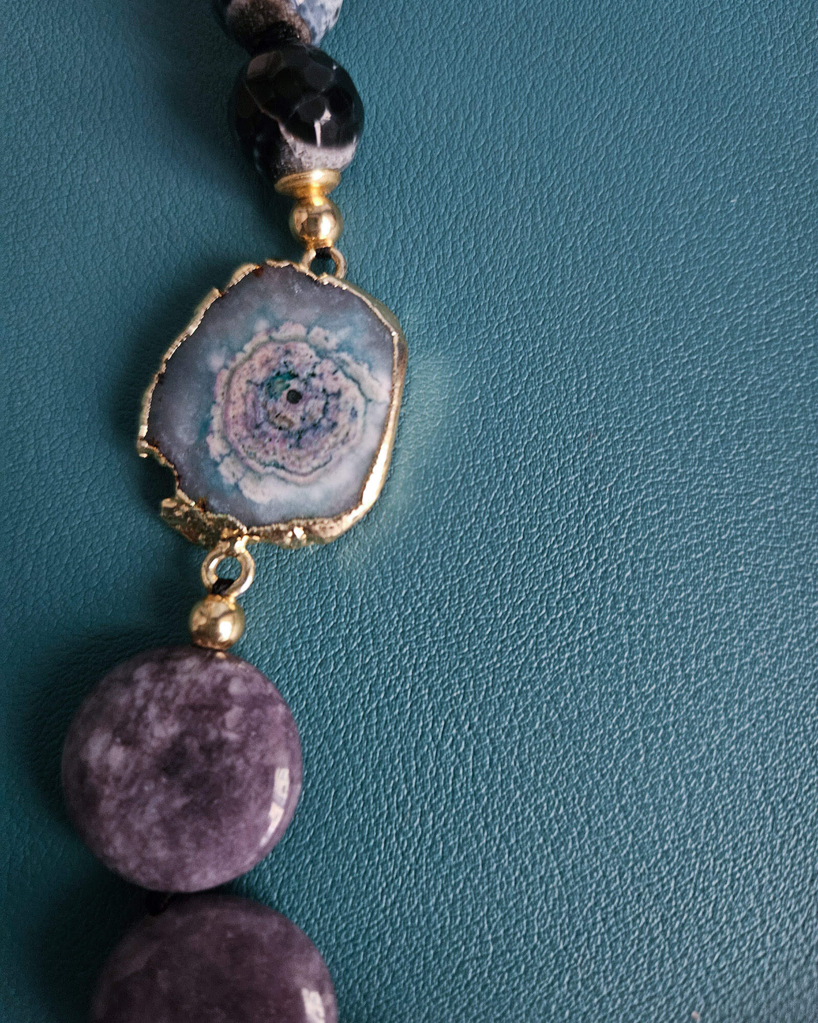 Collana Decollete con Agata Fuoco, Lepidolite e Ceramica di Caltagirone 6