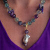 Collana Girocollo in Fluorite, Chips di Sugilite e Perla Barocca