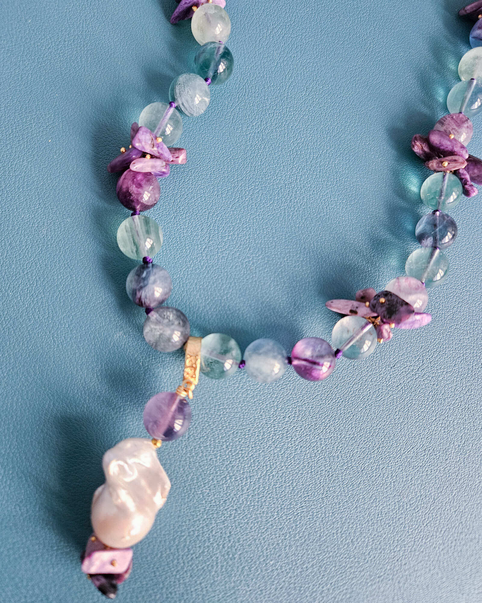 Collana Girocollo in Fluorite, Chips di Sugilite e Perla Barocca 2