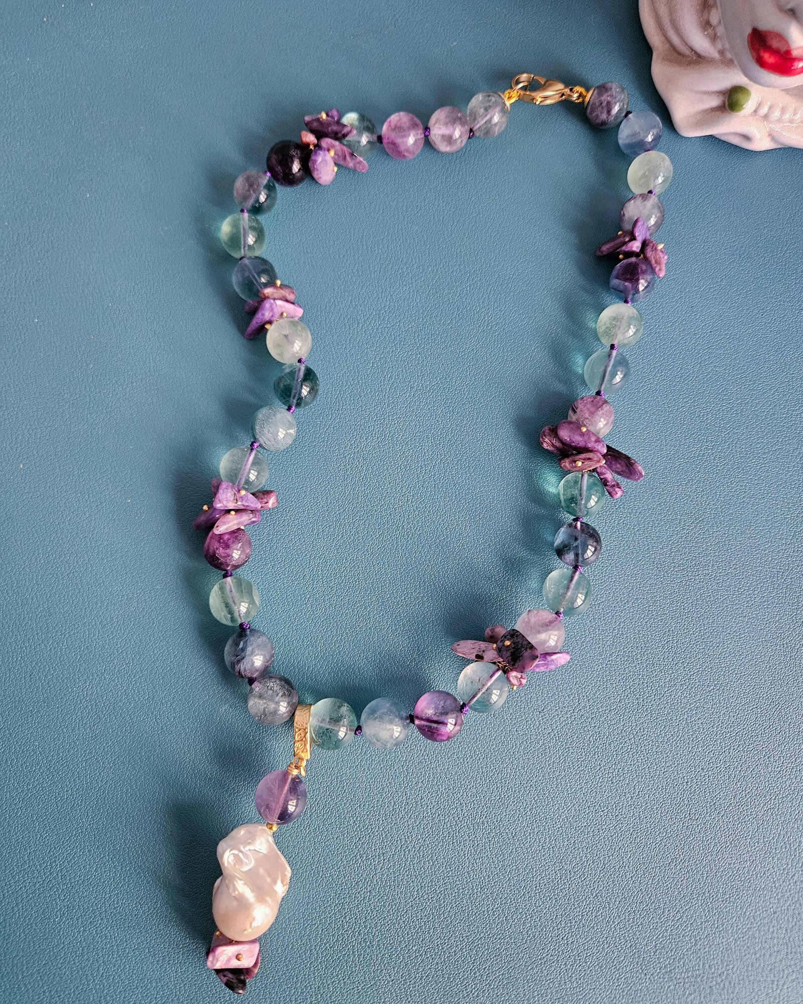 Collana Girocollo in Fluorite, Chips di Sugilite e Perla Barocca 3