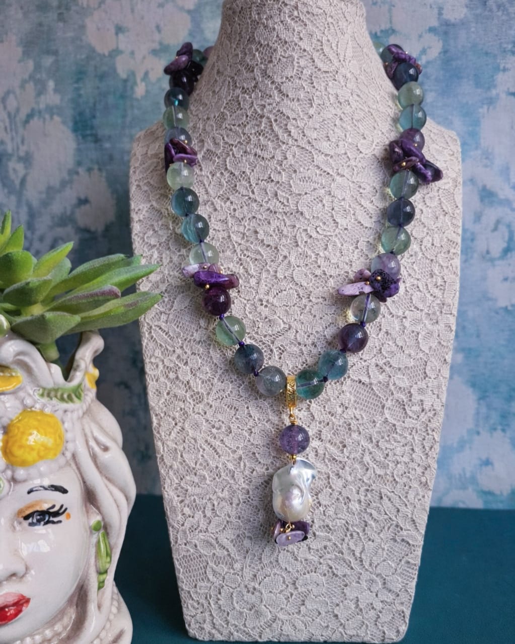 Collana Girocollo in Fluorite, Chips di Sugilite e Perla Barocca 4