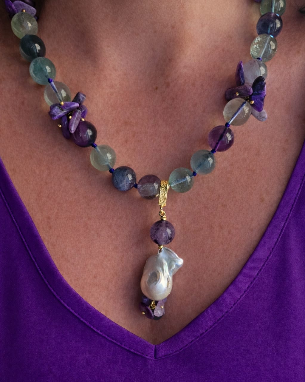 Collana Girocollo in Fluorite, Chips di Sugilite e Perla Barocca Collana Girocollo in Fluorite, Chips di Sugilite e Perla Barocca