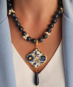 Collana Siciliana con Lapislazzuli, Perle e Mattonella Arabesque in Ceramica di Caltagirone