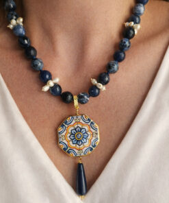 Collana Siciliana con Sodalite, Perle e Mattonella Arabesque in Ceramica di Caltagirone