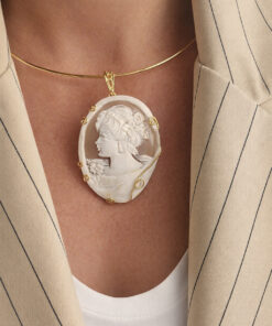 Collana girocollo rigido con cammeo autentico di torre del greco scolpito dalla conchiglia sardonica