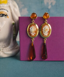 Orecchini a goccia in Argento 925 Placcato Oro con Ambra Cognac e Cammeo Scolpito dalla Conchiglia Corniola