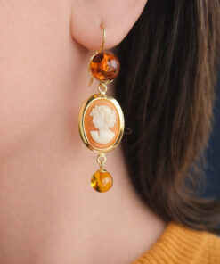Orecchini in Argento 925 Placcato Oro con Ambra Cognac e Cammeo Scolpito dalla Conchiglia Corniola