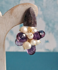 Alternative view of Orecchini a Grappolo con Perle di Fiume e Ametista