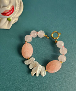 Alternative view of Bracciale con Quarzo Rosa, Giada Rosa Ovale e Scaglie di Perle