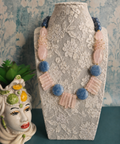 Alternative view of Collana Decollete con Apatite, Giada Azzurra e Quarzo Rosa