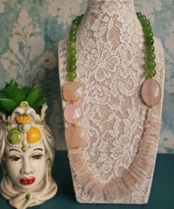 Alternative view of Collana Decollete con Peridoto e Frange di Quarzo Rosa
