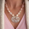 Collana Décolleté con Perle, Quarzo Rosa e Cammeo Scolpito dalla Conchiglia