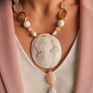 Collana Décolleté con Perle, Quarzo Rosa e Cammeo Scolpito dalla Conchiglia