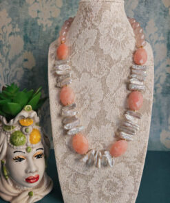 Alternative view of Collana Decollete con Quarzo Rosa e Scaglie di Perle