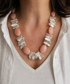 Collana Decollete con Quarzo Rosa e Scaglie di Perle