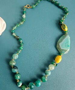 Alternative view of Collana Lunga con Agata Fuoco Verde, Limoni in Ceramica di Caltagirone e Giada Verde