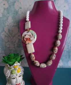 Collana Siciliana con Agata Bianca, Rodocrosite e Ceramica di Caltagirone Dipinta a Mano