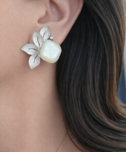 Orecchini Mezzo Fiore al Lobo in Argento 925 con Pietra di Luna e Zirconi