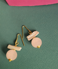 Alternative view of Orecchini Pendenti con Quarzo Rosa e Scaglie di Perle di Fiume