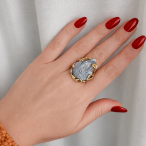 anello con perla barocca piatta grigia