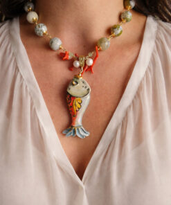 collana girocollo con agata fuoco verde e pesciolino in ceramica di caltagirone