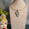 collana girocollo rigido con cammeo triangolare floreale scolpito dalla conchiglia sardonica