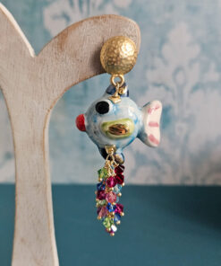 Alternative view of Orecchini Pendenti con Pesciolini in Ceramica di Caltagirone Dipinta a Mano e Cristalli Swarovski