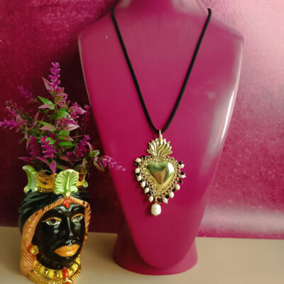 collana a corda con ciondolo cuore sacro