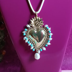 Collana a corda con cuore sacro